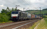 Mit einem Zug des kombinierten Verkehrs rollt die für TX fahrende 189 992 am 16.06.17 durch Himmelstadt Richtung Würzburg.