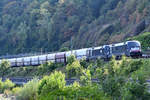 MRCE ES 64 U2-027 & ES 64 U2-027 ziehen Mitte August einen Güterzug den Rhein bei Unkelbach entlang.