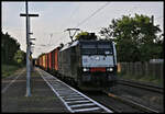 Die MRCE Lok ES64F4-289 fährt hier am 14.6.2021 um 20.16 Uhr mit einem Containerzug in Richtung Münster durch den Bahnhof Kattenvenne.