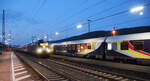 URLAUBS-EXPRESS UEx 1384 mit ES64 U2 026 von Verona nach Düsseldorf, dahinter UEx 1394 nach Hamburg-Atona in Gemünden/Main beim Betriebshalt (planmäßig an 3:07, ab 4:08 Uhr).