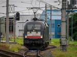Graz. Die MRCE ES 64 U2 - 011 schlängelt sich hier am 30.08.2021 durch den Grazer Ostbahnhof.