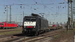 MRCE 189 290 fährt am 31.03.2021 mit einem KV-Zug durch Karlsruhe Gbf in Richtung Süden.