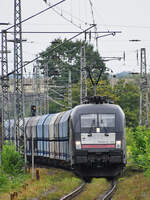 Ende August 2022 war in Duisburg-Hochfeld die Elektrolokomotive ES64U2-028 mit einem Güterzug zu sehen.