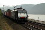 189 090 von ERS Railways mit einem Containerzug zwischen Assmannshausen und Lorch, 10.09.09