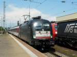 MRCE - Lok ES 64 U-067 mit Schnellzug bei der einfahrt im Bahnhof Basel Bad.