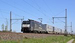 Die an ERS Railways vermietete MRCE ES 64 F4-211 (E 189 211) zieht am 21.04.16 einen mit DLS-Sattelaufliegern beladenen Zug durch Dedensen-Gümmer in Richtung Wunstorf.
