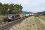 193 867 MRCE mit einem Containerzug bei Darshofen Richtung Nürnberg, 22.02.2020