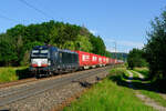 193 874 MRCE mit einem Containerzug bei Postbauer-Heng Richtung Nürnberg, 25.06.2020