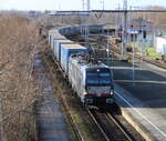 Mercitalia Rail S.r.l., Roma [I]MRCE Vectron X4 E - 706(193 706-9)mit LKW-Walter von Verona nach Rostock-Seehafen bei der Durchfahrt in Rostock-Kassebohm.05.02.2022 