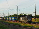 193 700-2 (X4E-700), vermietet von MRCE an Mercitalia, zieht einen LKW-Walter - Zug durch Großkorbetha Richtung Süden.
