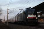 ES 64 U2 017 kurz 117 017 oder 182 517 diese Lok mit den Vielen Namen zog am 21.03.2010 den IC 1925 von Berlin S�dkreuz nach K�ln HBF hier beim Halt in Wolfsburg HBF um 18:22