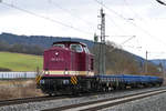 29. März 2018, Ein kurzer Gütgerzug fährt durch Küps in Richtung Lichtenfels. Die Lok wurde am 01.04.1971 bei der DR als 110 347 in Dienst gestellt. Am 10.10.1983 erfolgte der Umbau in 112 347-0 im Bw Gera. Am 14.08.1998 wurde sie z-gestellt und am 15.08.1998 in Meiningen ausgemustert. Die MTEG - Muldental-Eisenbahnverkehrsgesellschaft mbH, Glauchau übernahm sie am 24.06.2014 (Quelle: v100-online.de) .