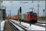 189 800-6 der MTEG passiert mit einem Containerzug den Haltepunkt Magdeburg-Eichenweiler.
