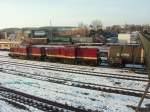 Am frhen Morgen des 10.03.2010 war in Hof Hbf einiges zu sehen. Wie am Vortag waren dabei die beiden 204 354 und 204 347 mit dem lzug. Hier die beiden Loks im DR-Lack vom Luftsteg aus. Leider macht mein Weitwinkel einiges krumm ....(obwohl ja rechts noch alles im Lot ist).