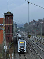 Der Elektrotriebzug 462 025 war Mitte März 2021 als RE4 nach Aachen Hbf in Wuppertal-Unterbarmen unterwegs.