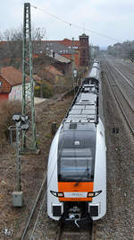 Der Elektrotriebzug 462 033 war Mitte März 2021 als RE4 nach Aachen Hbf in Wuppertal-Unterbarmen unterwegs.