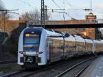 Der Elektrotriebzug 462 032 war Mitte März 2021 als RE4 nach Dortmund Hbf in Wuppertal-Unterbarmen unterwegs.