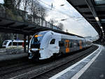 462 044 unterwegs als RE4 nach Dortmund Hbf, hier im Februar 2021 beim Halt am Hauptbahnhof Wuppertal.
