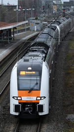 Der Elektrotriebzug 462 069 war Mitte März 2021 als RE4 nach Dortmund Hbf in Wuppertal-Unterbarmen unterwegs.