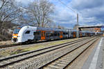 Der Elektrotriebzug 462 044 war Mitte März 2021 als RE4 nach Aachen Hbf in Wuppertal-Unterbarmen unterwegs.