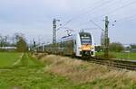 Bei Neuss-Norf rauscht der 462 030 mit dem RE 6 am 01.03.2022 in Richtung Süden.