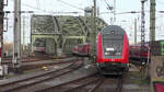 111 111-1 von DB Gebrauchtzug schiebt ihren RB48-Ersatzzug für National Express am 12.04.2022 in ihren Zielbahnhof Köln Hbf.