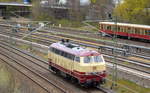 NeSA Eisenbahn-Betriebsgesellschaft Neckar-Schwarzwald-Alb mbH, Rottweil mit ihrer  218 105-5  (NVR:  92 80 1218 105-5 D-NESA ) am 26.04.21 Berliner Innenring Höhe Knobelsdorffbrücke.