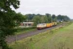 NeSA 218 105 (ex DB) mit Gerätewagen und SPENO-Schienenschleifmaschiene in Richtung Hannover (Eystrup, 22.09.2021).