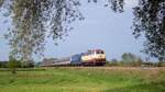 218 105 als Vorspann für MGW 193 845 mit dem DPF 13498 aus Perpignan nach Nürnberg bei Tübingen-Bühl am 3.9.2017.