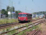 Der NESA 796 625 knatterte,am 02.Juni 2018,nach Lauterbach Mole,aus dem Bahnhof Bergen/Rügen.