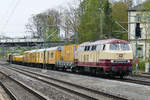 27. April 2017, Ein Gleisbauzug fährt in Richtung Lichtenfels durch den Bahnhof Hochstadt-Marktzeuln. Lok 218 105	wurde 1971 von Krupp an die DB geliefert. Zum Zeitpunkt der Aufnahme gehörte sie der NeSA.