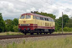 218 105 der Nesa rollte am 29.05.22 Lz durch Braschwitz Richtung Halle(S).