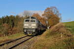 NeSa 218 468-7 rollt mit ihrem SVG-Adventsonderzug über die Biberbahn bei Schwackenreute zur Fahrt von Mengen nach Radolfzell.