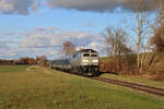 NeSa 218 468-7 erreicht mit ihrem SVG-Adventsonderzug den Haltepunkt Bichtlingen auf der Biberbahn zur Fahrt von Mengen nach Radolfzell.