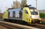 In den letzten Sonnenstrahlen des 23.04.05 sonnte sich ES64U2-002 in Dresden Hbf.