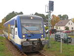Einfahrt VT 002 der Niederbarnimer Eisenbahn in den Bahnhof Bad Saarow am 05. November 2021.