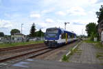 Am 05.06.2017 fahren 2 Regio Shuttle der NEB als RB 60 aus dem Bf Niederfinow aus.
Das Formsignal im Hintergrund soll demnächst gegen ein Hl Signal ausgetauscht werden.