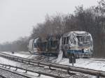 Totalschaden am Talent-Zug der Niederbarnimer Eisenbahn. 643 20 ist am Abend des 6.1.2016 vollständig ausgebrannt, die Fahrgäste konnten sich rechtzeitig in Sicherheit bringen. Die Regionalbahnstrecke nach Kostrzyn ist derzeit gesperrt, Fahrgäste sollen mit der S-Bahn bis Strausberg fahren und dort umsteigen.
7.1.2016, zwischen Biesdorf und Wuhletal