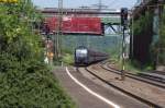 Nachschub fr die Kraftwerke an der Saar- MRCE 185 547-7 bringt einen NIAG Kohlezug aus dem Ruhrgebiet ins Saarland.
Gleich wird der Ganzzug den Bahnhof Vlklingen durchfahren.
19.06.2013 - Bahnstrecke 3230 Saarbrcken - Karthaus - KBS 685