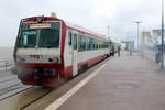 Norddeutsche Eisenbahngesellschaft (NEG): Der Dieseltriebwagen T4 (Jenbacher Werke 1995) hält am 7.