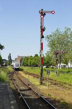 Noch einmal ein Blick auf die Formsignale an der Nordausfahrt des Bahnhofs Kevelaer mit dem aus Kleve eintreffenden 648 422 am 07.06.2021. Die Signale wurden am 17.08.2021 entfernt.