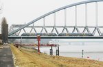 Ein aus zwei LINTen gebildeter RE 10 überquert mit Hilfe der Hammer Eisenbahnbrücke in Düsseldorf den Rhein.