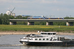 Ein LINT-Doppel der NWB (unterwegs als RE 10) begegnet im Bereich der Hammer Eisenbahnbrücke in Düsseldorf einem Binnenschiff, welches den Rhein stromabwärts befährt.