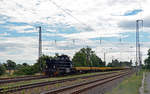 276 026 der Northrail schleppte am 01.07.20 einen Flachwagenzug für DB Fahrwegdienste durch Saarmund Richtung Potsdam.