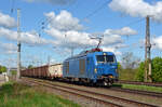 248 046 der Northrail schleppte am 18.04.24 einen Hochbordwagenzug durch Saarmund Richtung Schönefeld.