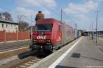 270082 (223 103-3) OHE mit Containerzug in Rathenow in Richtung Stendal unterwegs.