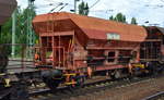In einem Ganzzug Schüttgutwagen der DB Cargo der einzige nicht der DB gehörende Wagen, ein orangebrauner Schüttgutwagen mit dosierbarer Schwerkraftentladung vom Einsteller On Rail GmbH