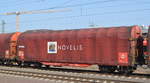 Drehgestell-Flachwagen mit Schiebeplane (Coiltransporte) vom Einsteller On Rail GmbH mit Firmenlogo ADITYA BIRLA/NOVELIS mit der Nr.