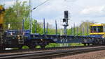 Nicht außerhalb von Deutschland einsetzbarer Drehgestell-Flachwagen vom Einsteller On Rail GmbH mit der Nr. 83 RIV 80 D-ORME 473 6 139-2 Sfnps 173-6 zwischen zwei BAMOWAG der DB Netz Instandhaltung gehakt am 27.04.18 Berlin-Wuhlheide.