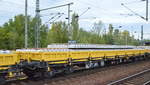 Gelber Drehgestell-Flachwagen mit Seitenborden vom Einsteller On Rail GmbH mit der Nr.